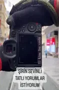 Bu kızın videosunu görmüş olanlar olabilir. Instagram’da görmüştüm, bir tane sokak fotoğrafçısı fotoğraflarını çekiyordu. Ben de OnlyFans’ını buldum. 1