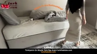 Siyah çoraplı seksi bir kız, erkek kardeşinin arkadan gelmesini sağladı